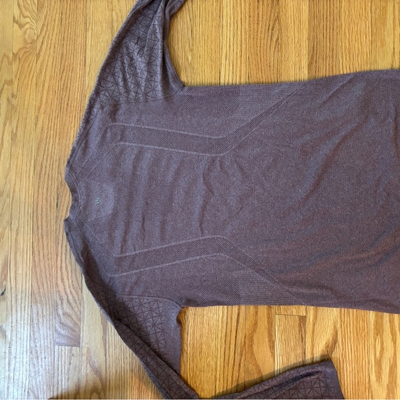 Maroon lululemon long sleeve. Men’s small - Picture 2 of 3
